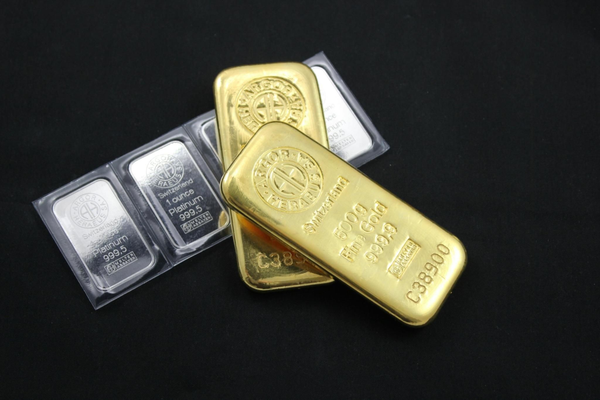Gold and platinum bars in different sizes Gold and platinum bars in different sizes