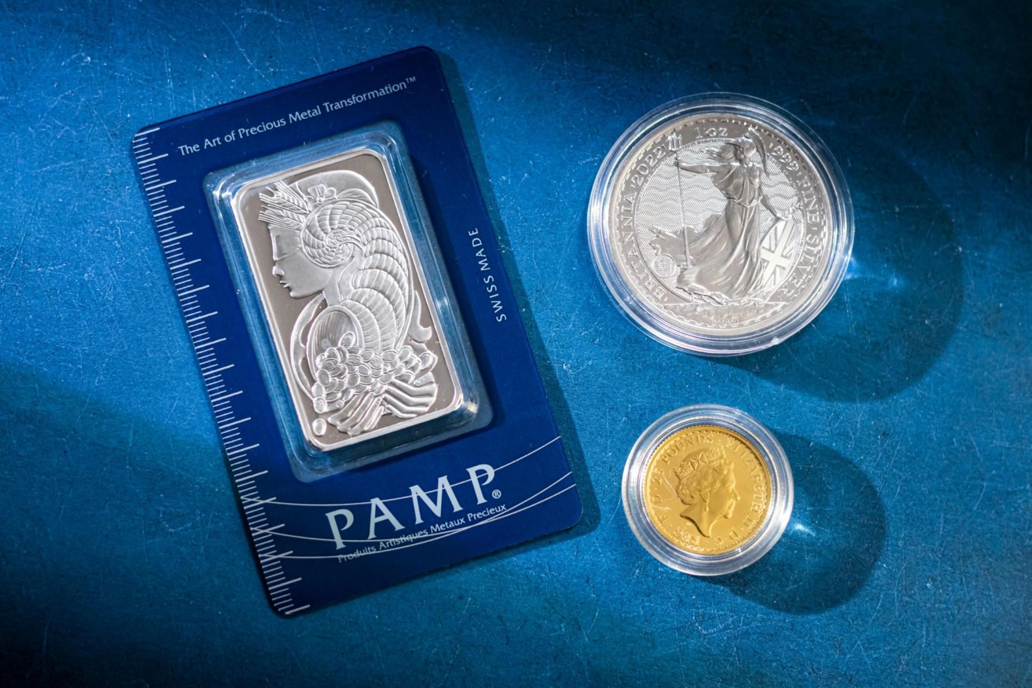 Gold and platinum bars in different sizes Gold and platinum bars in different sizes