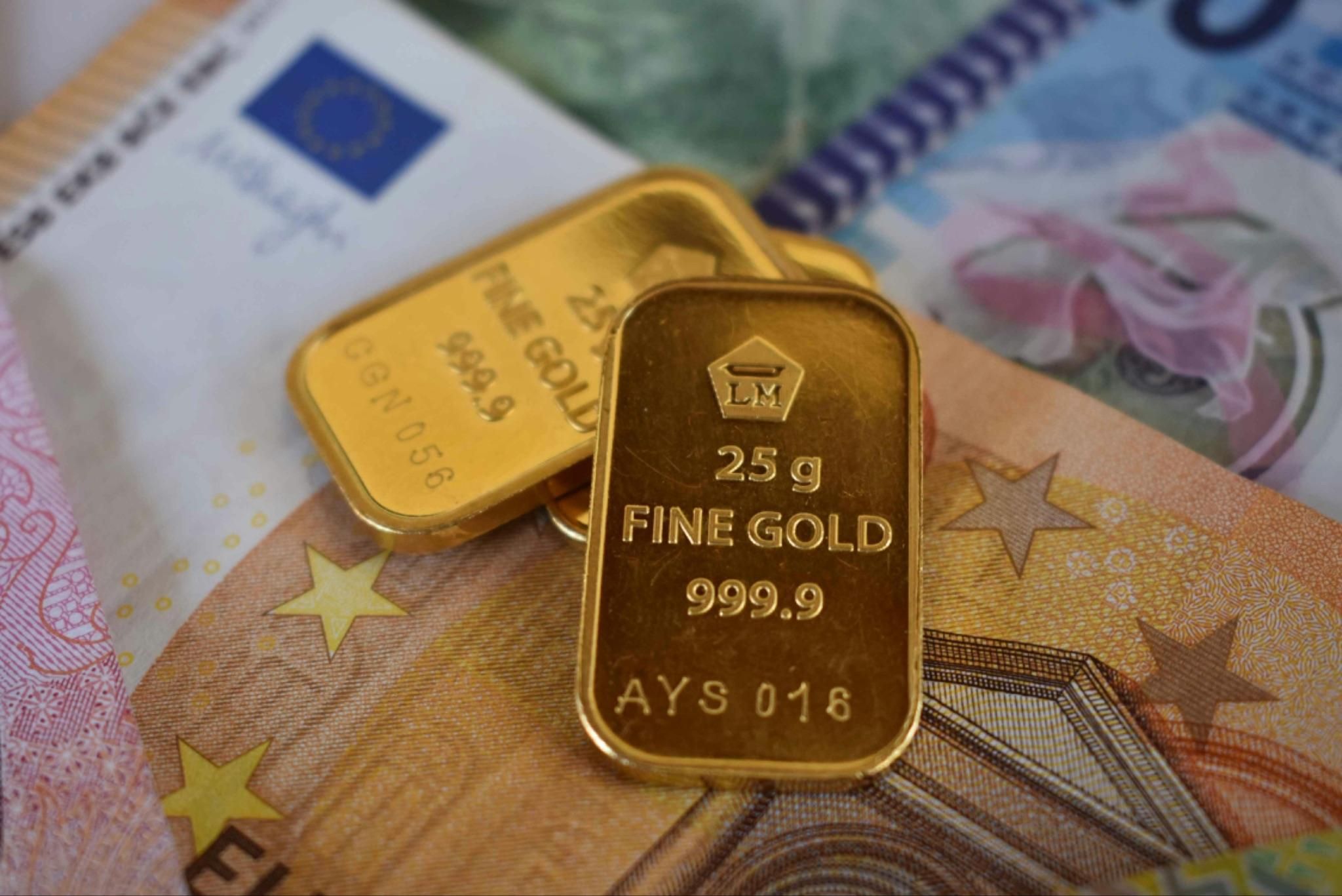 25g gold bars against currency notes